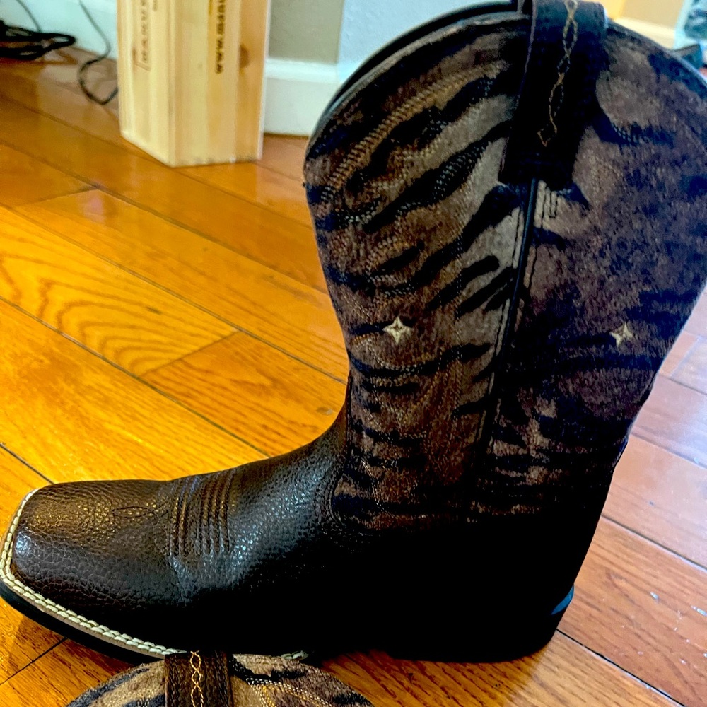 Never worn Ariat boots marketed to boys, in perfect condition
